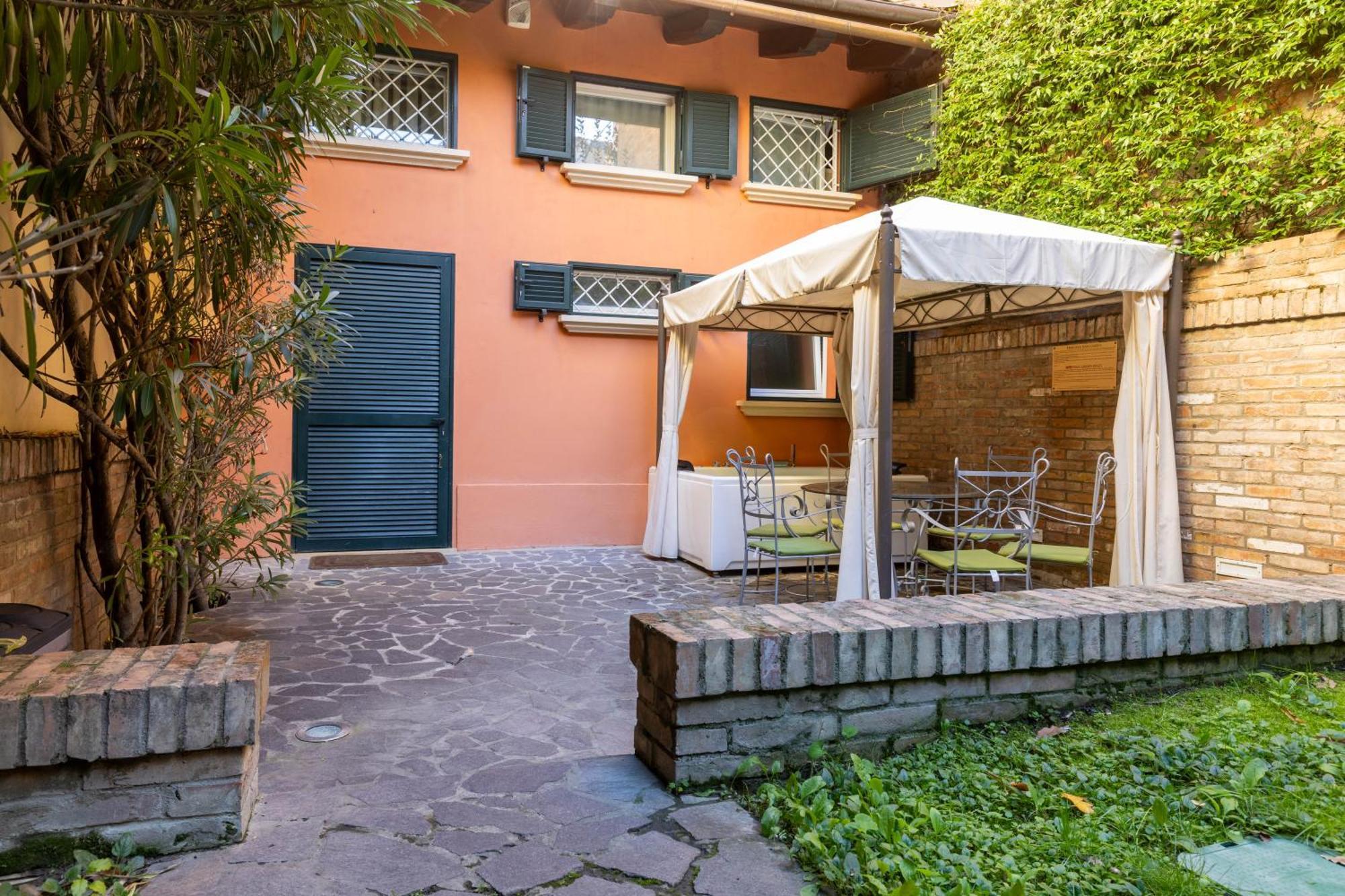 Bolognaroomscom - Isaia Garden Private Garden Spa Bath — Foto 1